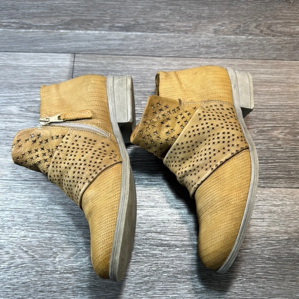 MJUS Stylish Tan Ankle Boots woman’s size 40 (s34)